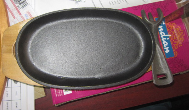 cast iron sizzler with wooden base, cast iron frying plate, cast iron skillet with wooden tray with lifting handle